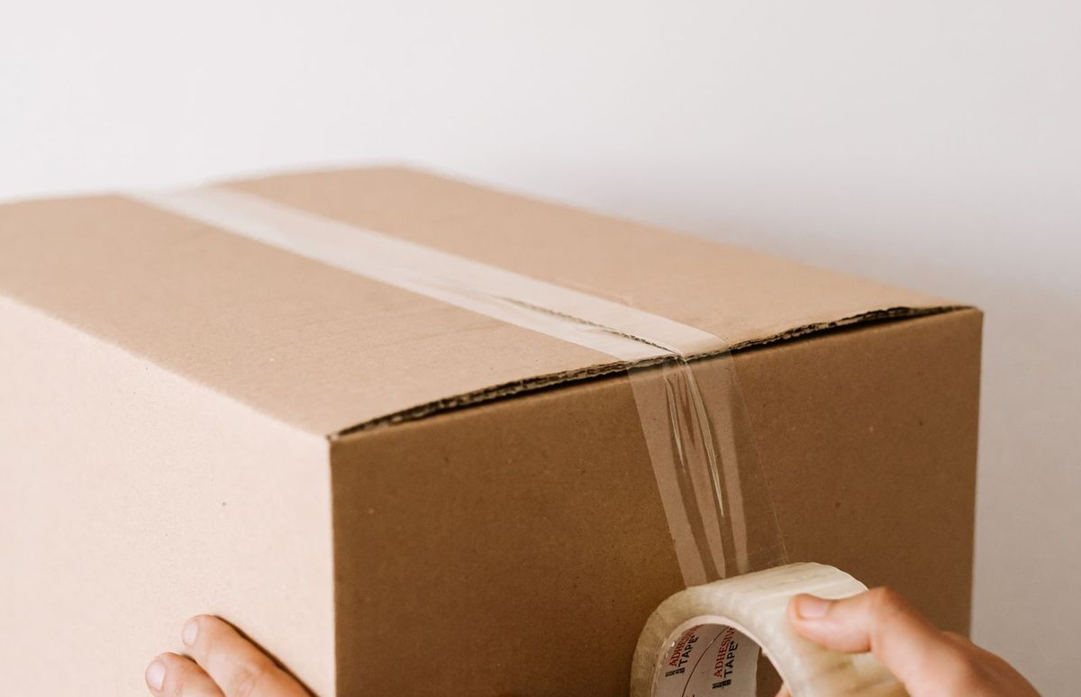  Một thùng carton đang được niêm phong trước khi gửi đi